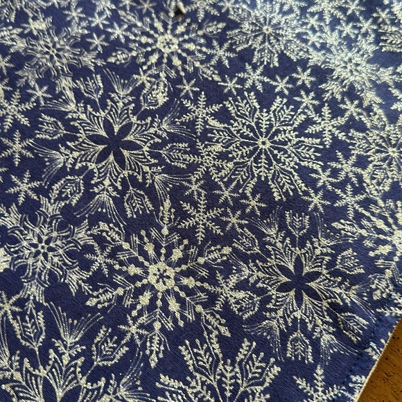 Winter Royal Blue & Silver snowflakes sparkling affect 12 x 56 inch table runner - Picture 9 of 11